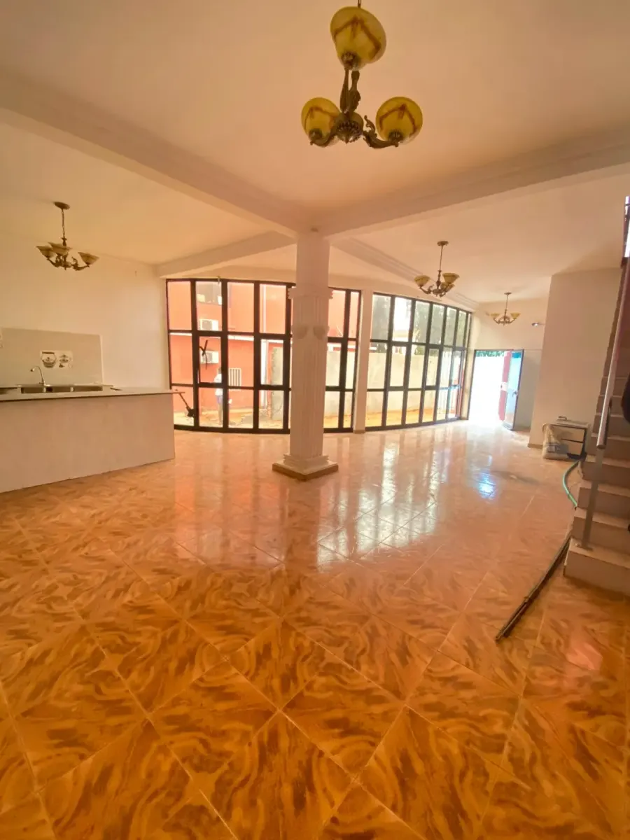 Arrenda se uma T3, todos Quartos suites Uma sala, 2 WC, uma Varanda, Quintal para 4 viatur